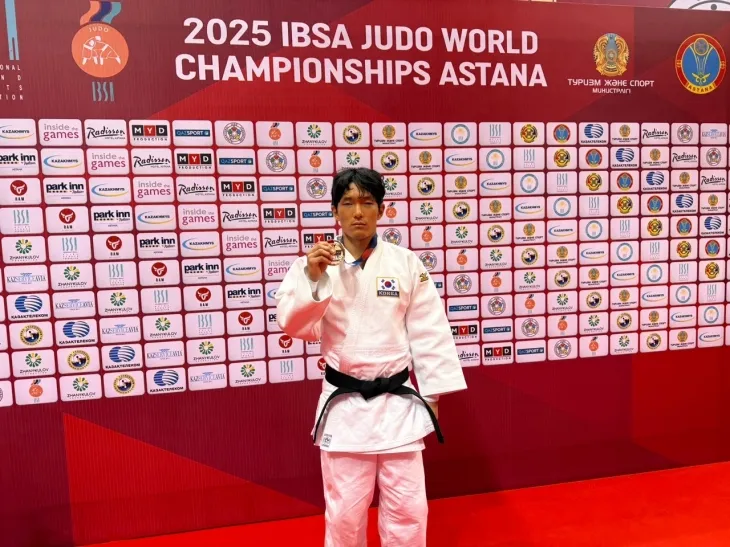 지난달 13일 세계 시각장애인 유도선수권대회에서 동메달을 목에 건 김현빈. 원유신 감독 제공