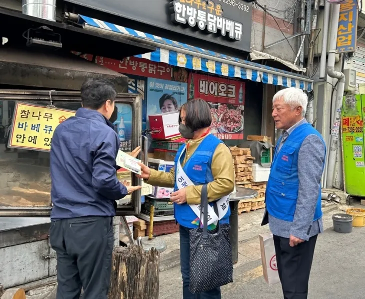 서울 성동구가 마장동에서 취약가구 발굴 캠페인을 시행하고 있는 모습. 성동구 제공