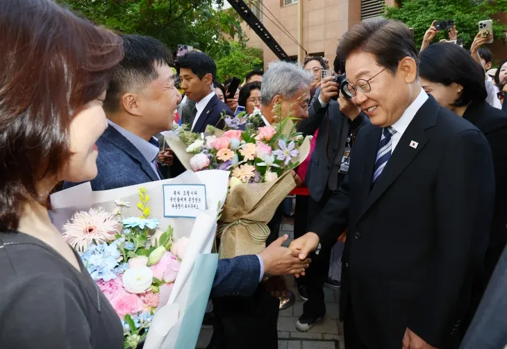 사저 출발, 인사하는 이재명 대통령