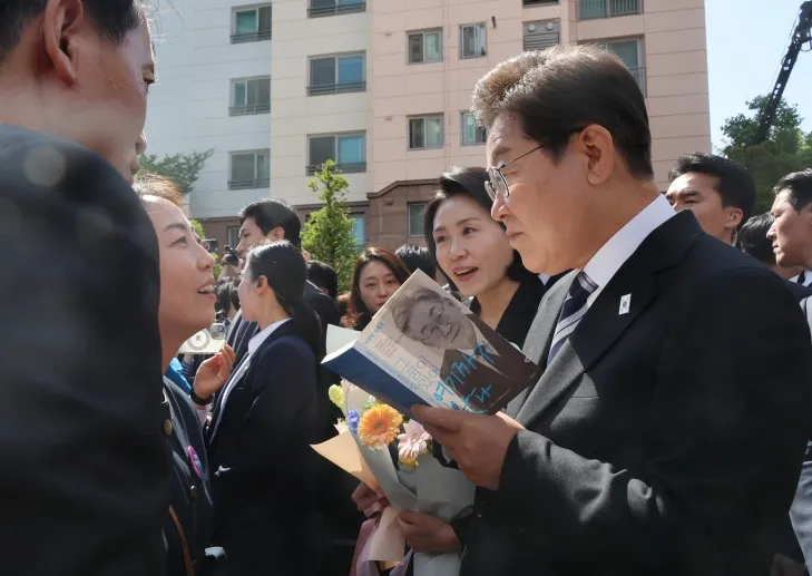 이재명 대통령, 자서전에 서명