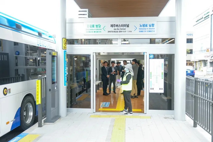 이재명 대통령의 정책공약집에서 제외된 섬식정류장 및 양문형버스 적용한 BRT고급화사업. 사진은 섬식정류장의 모습. 제주도 제공