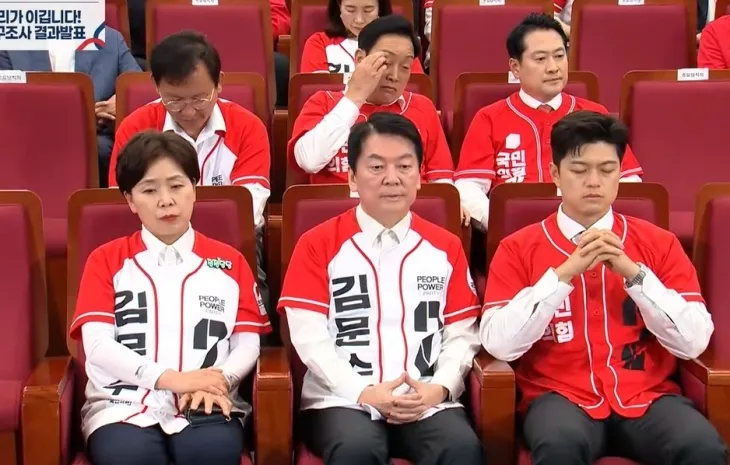 3일 서울 여의도 국회도서관에 마련된 국민의힘 개표상황실에서 양향자(왼쪽부터) 전 의원과 안철수 의원, 김용태 비상대책위원장이 방송 3사 출구조사 결과가 발표된 뒤 굳은 표정을 한 채 자리에 앉아있다. 자료 : 유튜브 국민의힘TV