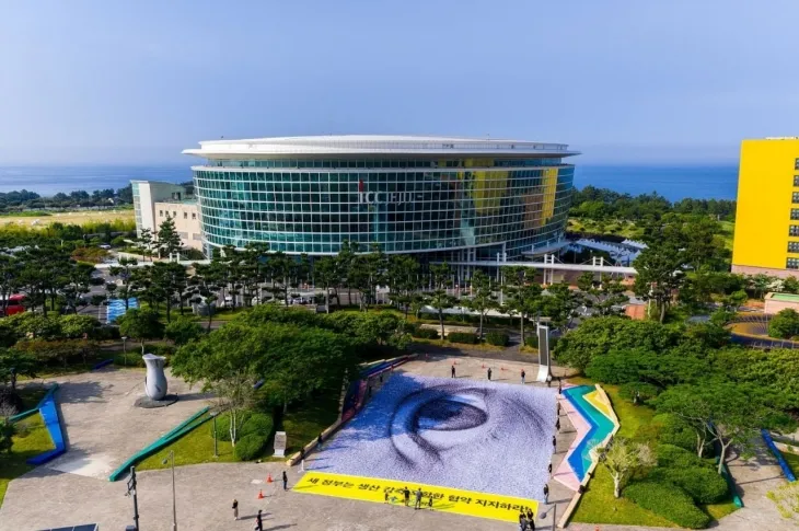 스위스 예술가 댄 아처(Dan Acher)와 그린피스가 협업한 가로 30m 세로 20m의 #WeAreWatching 깃발 작품. 플뿌리연대 제공