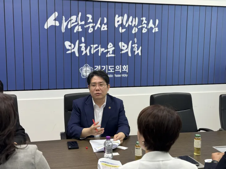 김현석 의원이 6월 4일, 경기도교육청 학교설립과·시설과, 과천교육지원센터 관계자, 지역 추진위원장과 함께 ‘과천지식3중 신설’에 대한 업무 협의를 진행하고 있다.