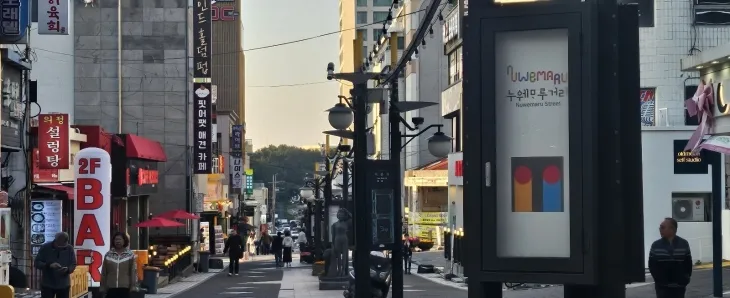 중국인 관광객이 많이 찾아 제주 속의 작은 중국으로 불리는 제주시 연동7길에 조성된 누웨마루거리. 제주 강동삼 기자