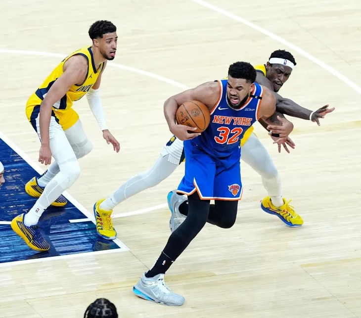 인디애나 페이서스 타이리스 할리버튼과 파스칼 시아캄이 1일(한국시간) 미국 인디애나주 인디애나폴리스의 게인브리지 필드하우스에서 열린 2024~25 NBA 동부 콘퍼런스 결승 6차전 뉴욕 닉스와의 홈 경기에서 칼 앤서니 타운스를 수비하고 있다. EPA 연합뉴스