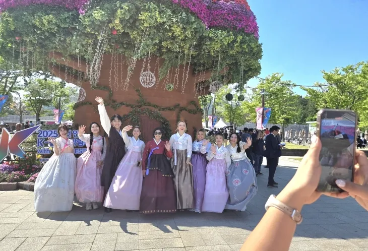 ‘2025 천안 K-컬처박람회’를 방문한 외국인들이 한복을 입고 생명의 나무 조형물 앞에서 사진 촬영을 하고 있다. 시 제공