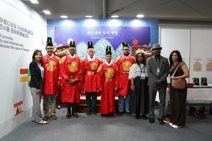 ‘2025 천안 K-컬처박람회’를 방문한 외국인들이 세종대왕 복식 체험을 하고 있다. 시 제공