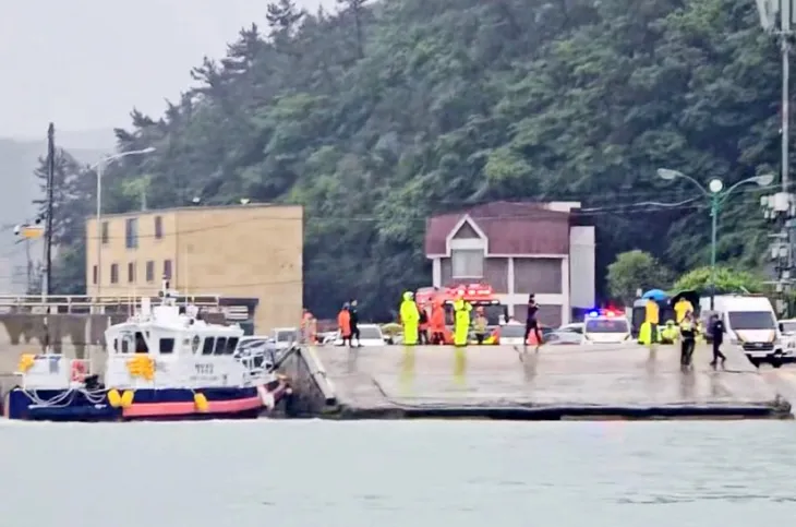 2일 오후 전남 진도군 진도항 인근 해역에서 목포해양경찰서 직원들이 수색 작업을 하고 있다. 2025.6.2. 목포해양경찰서 제공