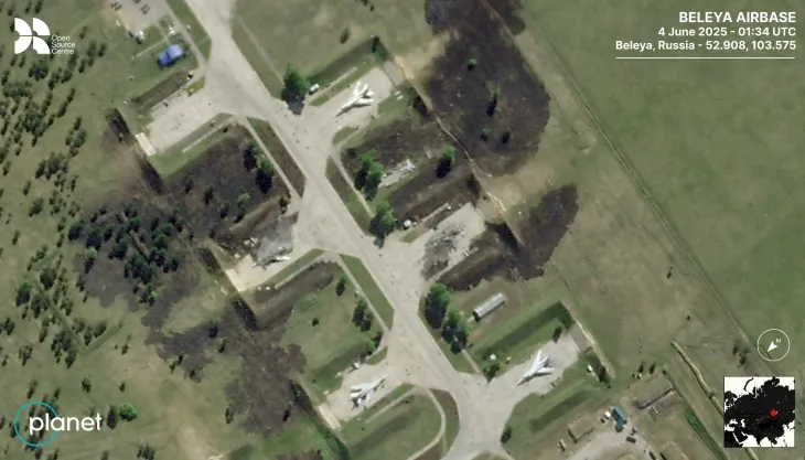 영국 런던에 기반을 둔 비영리 안보연구기관 오픈소스센터(OSC)는 4일(현지시간) 미국 민간기업 ‘플래닛 랩스’와 ‘에어버스 디펜스 스페이스’ 인공위성으로 본 러시아 공군기지 상황을 공유했다. 사진은 이날 러시아 시베리아 이르쿠츠크주 벨라야 공군기지 모습. 지난 1일 우크라이나의 기습 드론 공격으로 파괴된 투폴레프(Tu)-22M3과 Tu-95 전략폭격기가 식별된다. OSC는 벨라야 기지 내 전략항공기 외에 기지 계류장과 주변 인프라도 손상된 것으로 평가했다. 2025.6.4 OSC