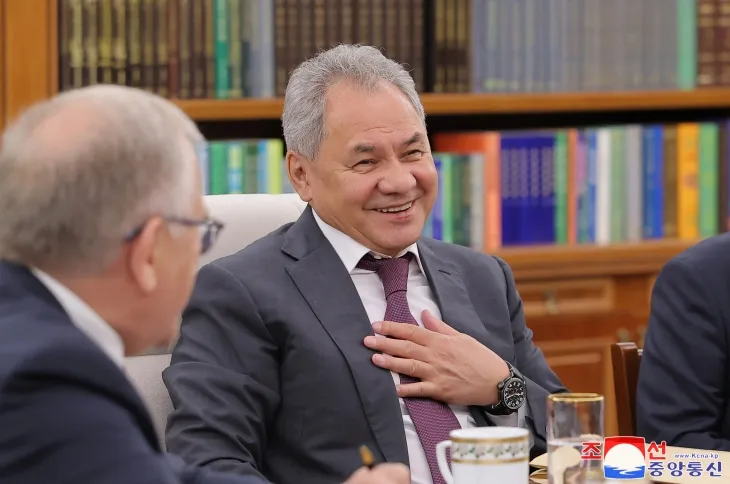 김정은 북한 국무위원장이 지난 4일 블라디미르 푸틴 러시아 대통령의 위임으로 북한을 방문한 세르게이 쇼이구(사진) 안전이사회 서기장과 평양 당 중앙위원회 본부청사에서 만나 우크라이나 문제 등에 대해 논의했다고 조선중앙통신이 5일 보도했다. 2025.6.5 조선중앙통신 연합뉴스