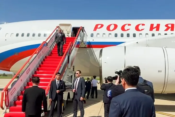 블라디미르 푸틴 러시아 대통령의 위임으로 4일 북한을 방문한 세르게이 쇼이구 안전이사회 서기장이 평양 순안국제공항에 도착해 비행기에서 내리고 있다. 2025.6.4 타스 연합뉴스