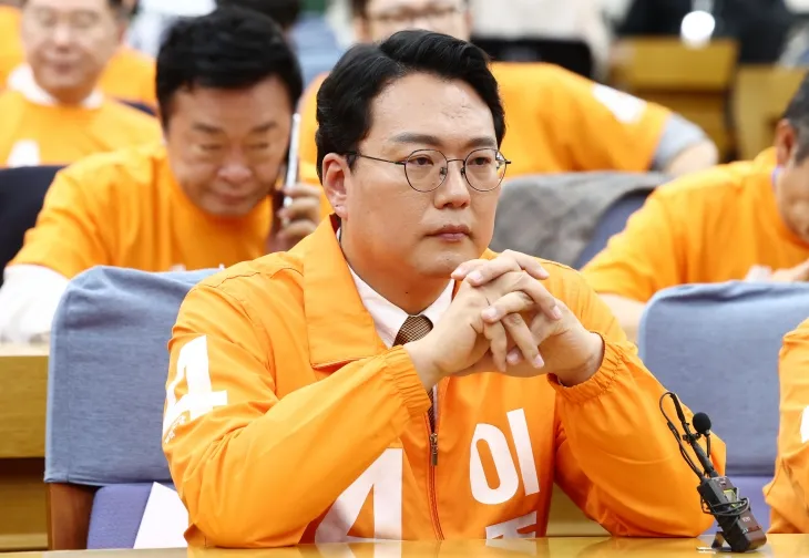 천하람 개혁신당 상임선대위원장이 3일 서울 여의도 국회 의원회관에 마련된 21대 대통령 선거 개표상황실에 굳은 표정으로 자리하고 있다. 2025.6.3 뉴스1