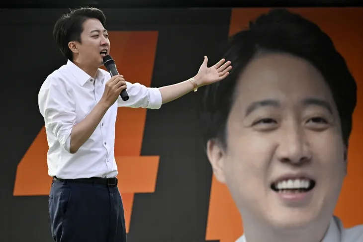 이준석 개혁신당 대선 후보가 21대 대통령 선거를 하루 앞둔 2일 오후 대구 수성구 수성못 상화동산을 찾아 지지를 호소하고 있다. 2025.6.2 뉴스1