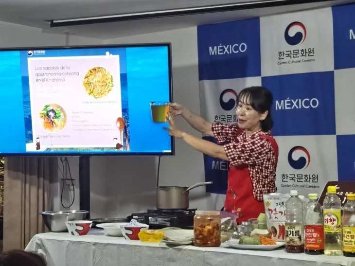 지난달 29일(현지시간) 주멕시코 한국문화원에서  문화 토크쇼에서 한국 음식에 대해 소개하고 있다.