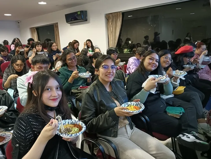 지난달 29일(현지시간) 주멕시코 한국문화원에서  문화 토크쇼에서  참가자들이 한국 음식을 나눠먹으며 활짝 웃고 있다.