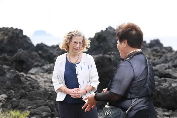 잉거 안데르센 유엔환경계획(UNEP) 사무총장이 제주해녀협회 장영미 부회장(왼쪽)과 서귀포시 법환동에서 면담을 갖고 해양 플라스틱 오염이 해녀들의 조업 활동과 해양생태계에 미치는 영향을 직접 청취했다. 제주도 제공
