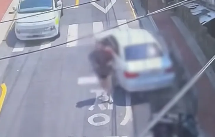 수면제를 먹고 운전하다 오토바이 충돌 사고를 낸 운전자가 비틀거리며 차량에서 내려 현장을 벗어나고 있다. 경찰청 유튜브 캡처