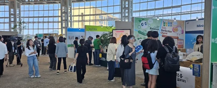 세계환경의날 행사가 열리는 제주 국제컨벤션센터에 마련된 친환경홍보부스에 사람들이 방문해 친환경제품과 정책들을 체험하고 있다. 제주 강동삼 기자
