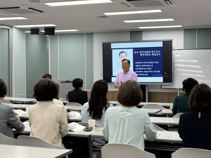 박주정 교수가 4일 동신대학교 제2기 최고위과정에서  ‘선생 박주정과 707명의 아이들’주제로 특강을 하고 있다.