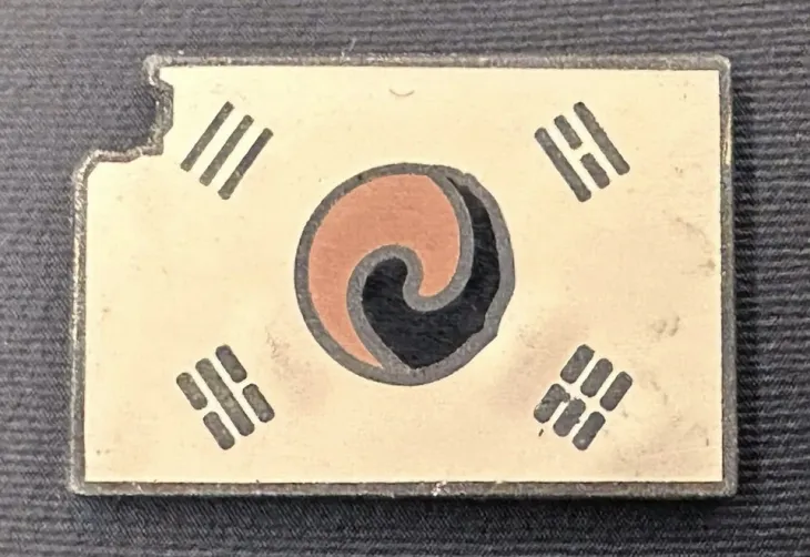 진관사 태극기는 일장기 위에 덧그려진 태극기로 일장기 거부와 독립운동 정신의 상징을 담고 있다. 우원식 국회의장 페이스북.