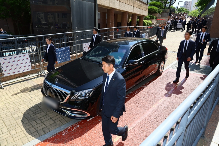 대통령경호처는 5일 이재명 정부 국정 기조에 따라 ‘열린 경호, 낮은 경호’ 방침을 적용한다고 밝혔다. 사진은 지난 4일 이 대통령과 김혜경 여사가 탑승한 차량이 인천 계양구 사저에서 출발하는 모습. 연합뉴스