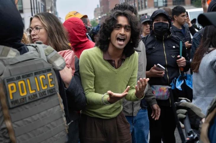 4일(현지시간) 미국 일리노이주 시카고에 있는 전자 감시 정보 제공 업체 사무실 인근에서 이민자 가족과 인권 활동가들이 정부의 전방위적 감시에 항의하며 경찰과 대치하고 있다. 이 회사가 미 국토안보부에 제공한 정보를 통해 지금까지 이 지역에서 12명의 불법 이민자가 체포됐다. 시카고 AFP 연합뉴스