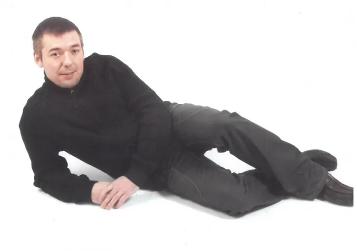 2025년 8월 출간을 앞둔 ‘영국의 동정남’ 앤드류 브룩맨(47)의 회고록에 담긴 사진.