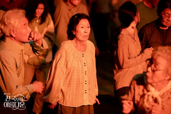 드라마 ‘천국보다 아름다운’의 한 장면. 주인공 혜숙(김혜자)은 죽은 뒤 천국에서 지내다가 문제가 생겨 지옥으로 떨어지는 경험을 한다. 드라마 속에서는 불교에서 이야기하는 지옥이 묘사된다. jtbc 제공