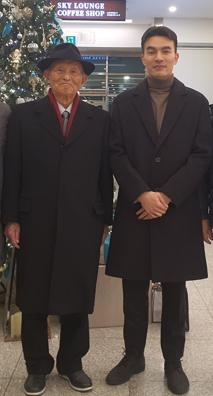 6일 서울 송파구 잠실야구장에서 함께 프로야구 경기 시구 및 시타에 참여하는 김두만(왼쪽) 장군과 F-15K 조종사 강병준 소령. 강 소령은 6·25전쟁 당시 김 장군과 함께 공군창설기를 이끈 ‘전우’ 고 강호륜 장군의 손자다. 공군 제공