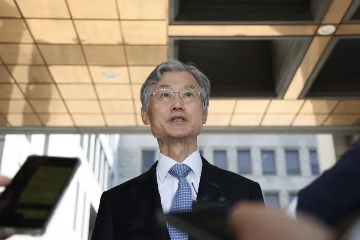 조희대 대법원장이 5일 오전 서울 서초구 대법원으로 출근하며 민주당의 대법관 증원법 관련해 입장을 밝히고 있다.  뉴시스