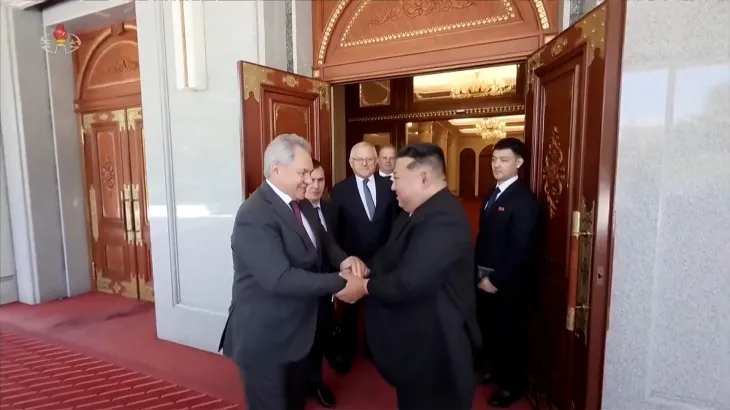 김정은 북한 국무위원장이 지난 4일 당 중앙위원회 본부청사에서 푸틴 러시아 대통령의 위임을 받아 방북한 세르게이 쇼이구 러시아 안전이사회 서기장을 접견했다고 조선중앙TV가 5일 보도했다. 2025.6.5 연합뉴스(조선중앙TV화면)