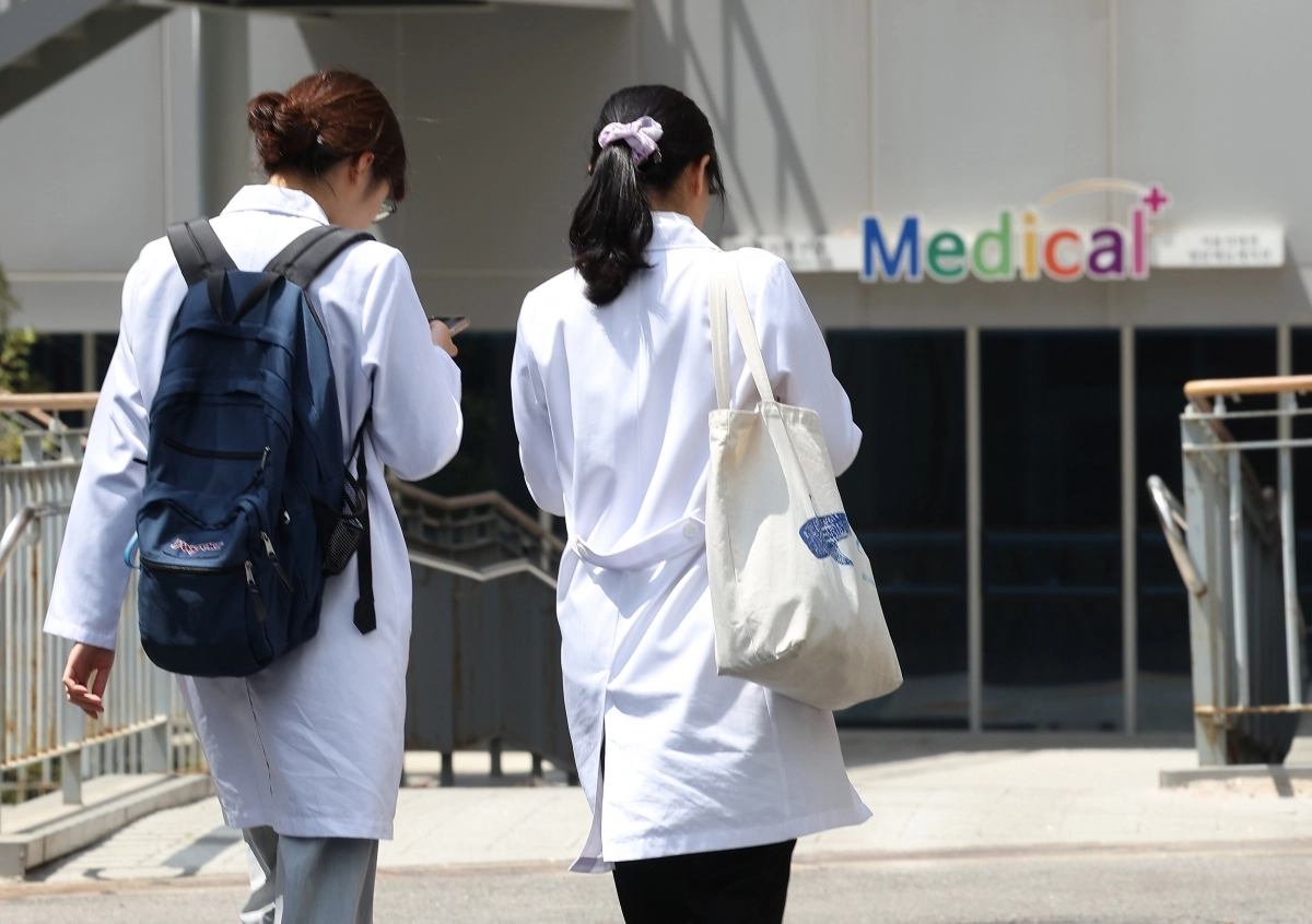 지난달 7일 오전 서울 시내 한 의과대학에서 가운을 입은 학생들이 이동하고 있다. 연합뉴스