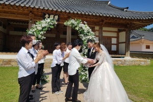 ‘작은 결혼식’ 확산하나…자치단체, 너도나도 지원에 나서