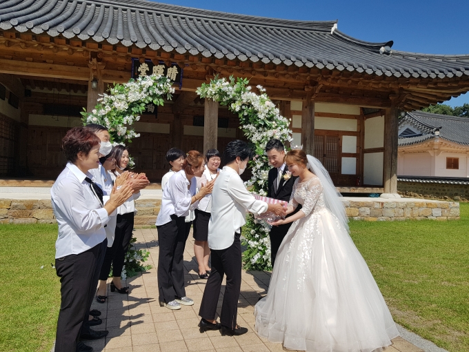 경북 성주군 청휘당에서 작은 결혼식이 열리고 있다. 성주군은 2020년부터 지역에서 새롭게 출발하는 예비 부부를 대상으로 작은 결혼식을 지원하고 있다. 지원금은 한 팀당 300만원 정도다. 성주군 제공