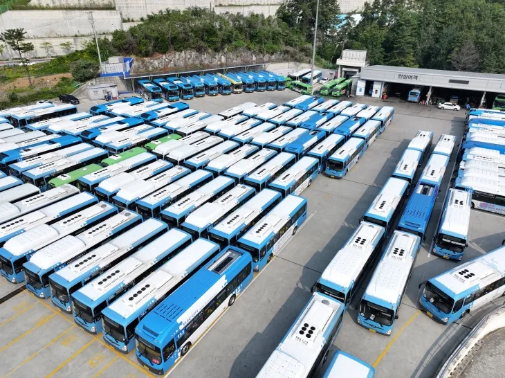 지난달 28일 부산 시내버스 노조가 파업에 들어갔을 때 운행을 중단한 버스로 가득 찬 부산 연제구 공영버스차고지. 연합뉴스