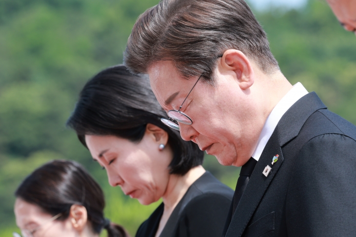 이재명 대통령 부부 현충탑 참배