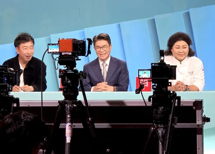 정원오(가운데) 서울 성동구청장이 KBS 일요 예능 ‘사장님 귀는 당나귀 귀’를 촬영하고 있다.   성동구 제공