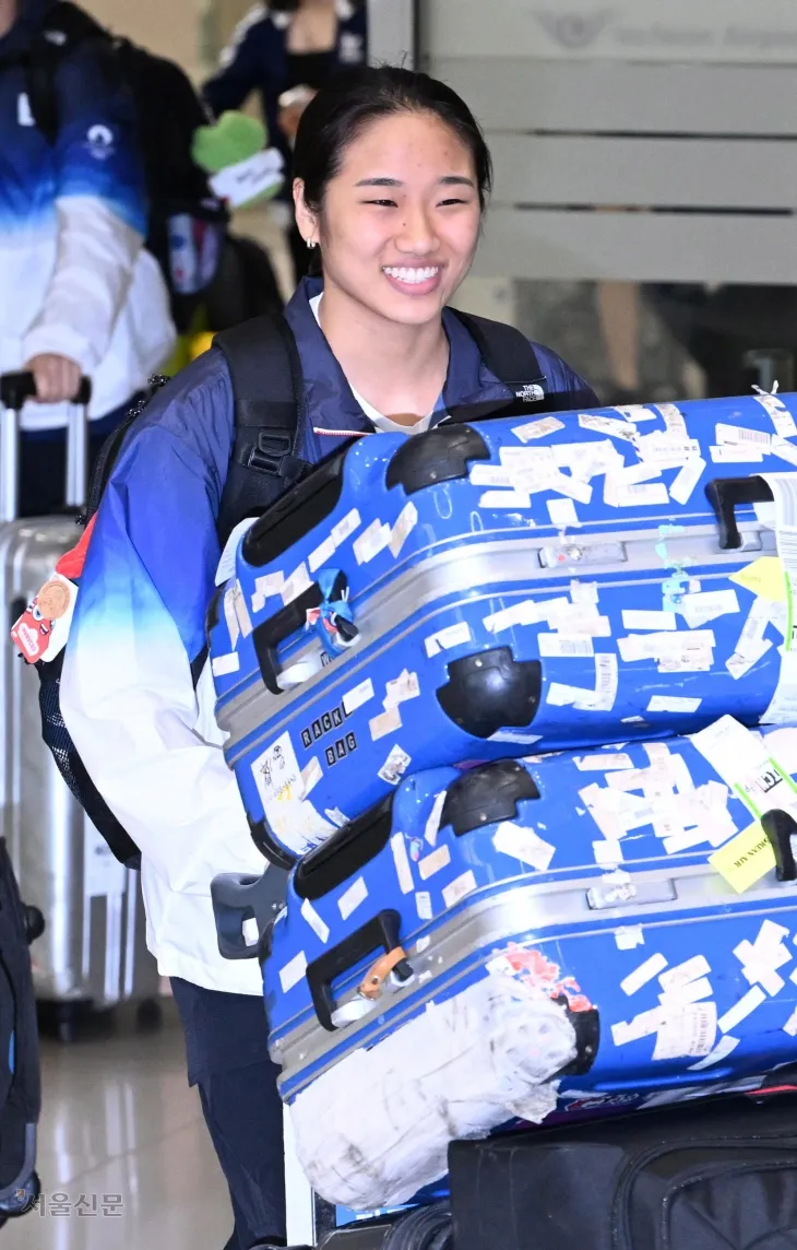 2024 파리올림픽 배드민턴 여자 단식에서 금메달을 딴 뒤 배드민턴협회의 선수 관리 문제 등을 지적한 안세영 선수가 7일 오후 인천국제공항 2터미널을 통해 귀국하고 있다. 2024.8.7 도준석 전문기자