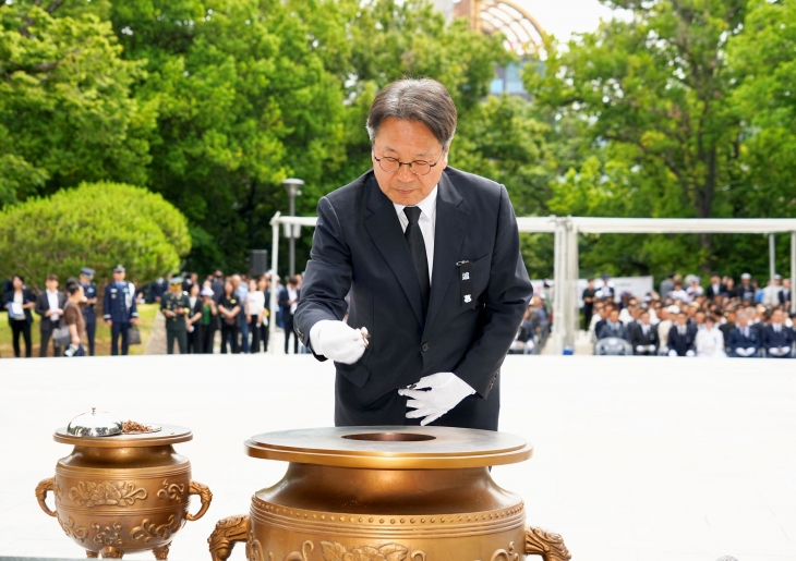 강기정 광주시장이 6일 오전 광주공원 현충탑에서 열린 ‘제70회 현충일 추념식’에 참석해 헌화와 분향을 하고 있다. 광주광역시 제공