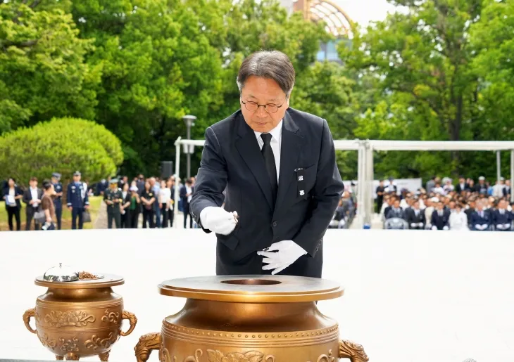 강기정 광주시장이 6일 오전 광주공원 현충탑에서 열린 ‘제70회 현충일 추념식’에 참석해 헌화와 분향을 하고 있다. 광주광역시 제공
