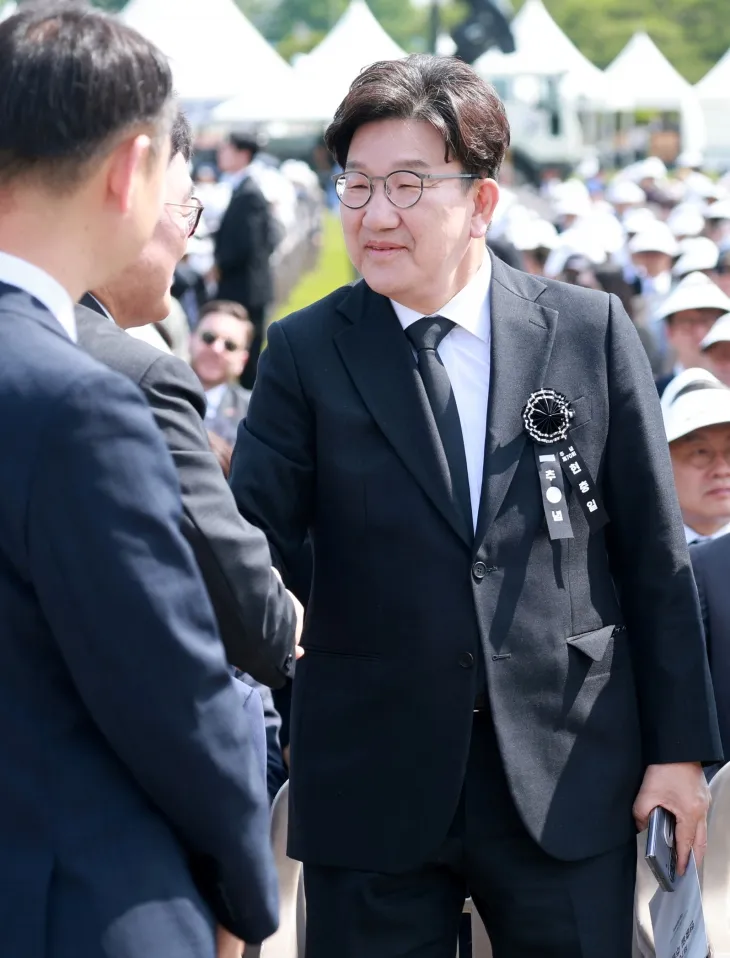 권성동 의원과 인사하는 우원식 국회의장