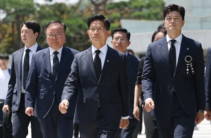 김문수(오른쪽 두 번째) 전 국민의힘 대선 후보가 6일 서울 동작구 국립서울현충원을 찾아 참배한 뒤 김용태(첫 번째) 국민의힘 비상대책위원장과 함께 이동하고 있다. 연합뉴스