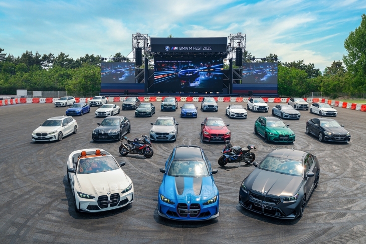 지난달 29일 인천 영종도 BMW드라이빙 센터에서 열린 ‘BMW M FEST 2025’ 행사에서 각종 BMW M 모델 차량들이 전시돼 있다. BMW코리아 제공