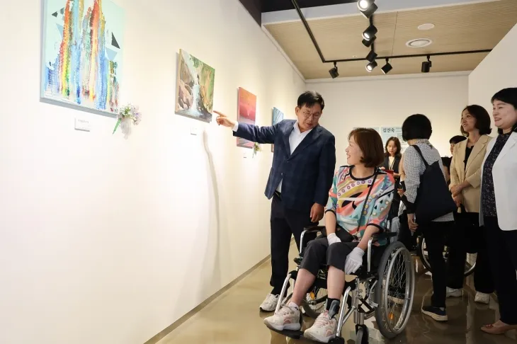 박강수(왼쪽 첫번째) 서울 마포구청장이 장애인들과 함께 소금길갤러리를 둘러보고 있다. 강서구 제공