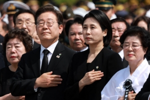 [포토] 이재명 대통령 부부, 현충일 추념식 국민의례