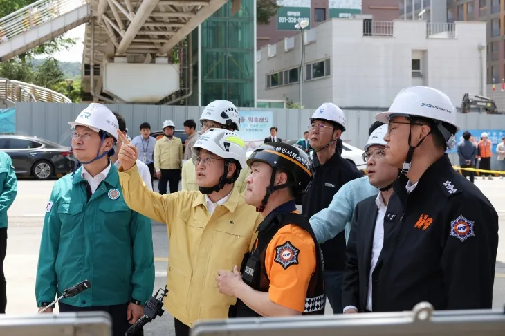 6일 김동연 경기도지사가 용인 전철 공사 현장 천공기 전도사고 현장 점검을 하고 있다. (경기도 제공)