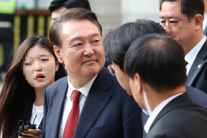 尹, 시민 ‘내란 위자료 청구’에 콧방귀? “소송비 미리 물어내든지”