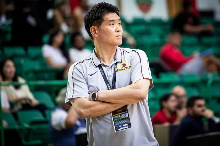 조상현 창원 LG 감독이 8일(한국시간) 아랍에미리트 두바이의 셰이크 사이드 빈 막툼 스포츠 홀에서 열린 국제농구연맹(FIBA) 바스켓볼 챔피언스리그(BCL) 아시아 조별리그 C조 1차전에서 선수들을 지켜보고 있다. BCL 아시아 제공