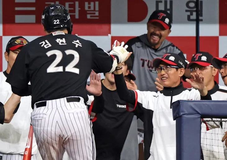 염경엽 LG 트윈스 감독이 8일 서울 고척스카이돔에서 열린 2025 KBO리그 정규시즌 키움 히어로즈와의 원정 경기에서 김현수와 하이파이브하고 있다. 뉴시스